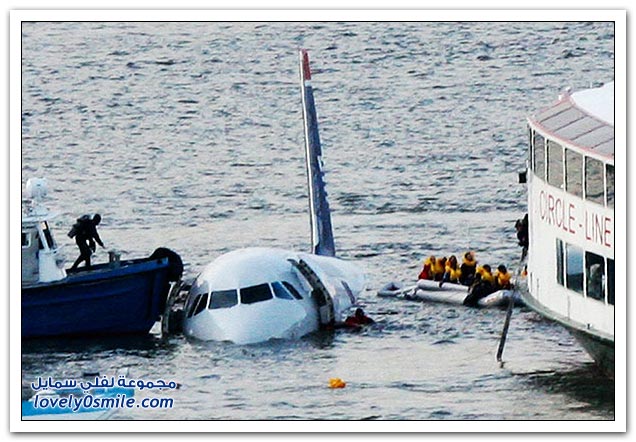 صور سقوط طائرة في البحر