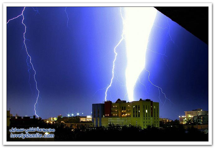صور البرق والرعد ج1 + فيديو برق يضرب برج دبي , وطائرة بعد الإقلاع