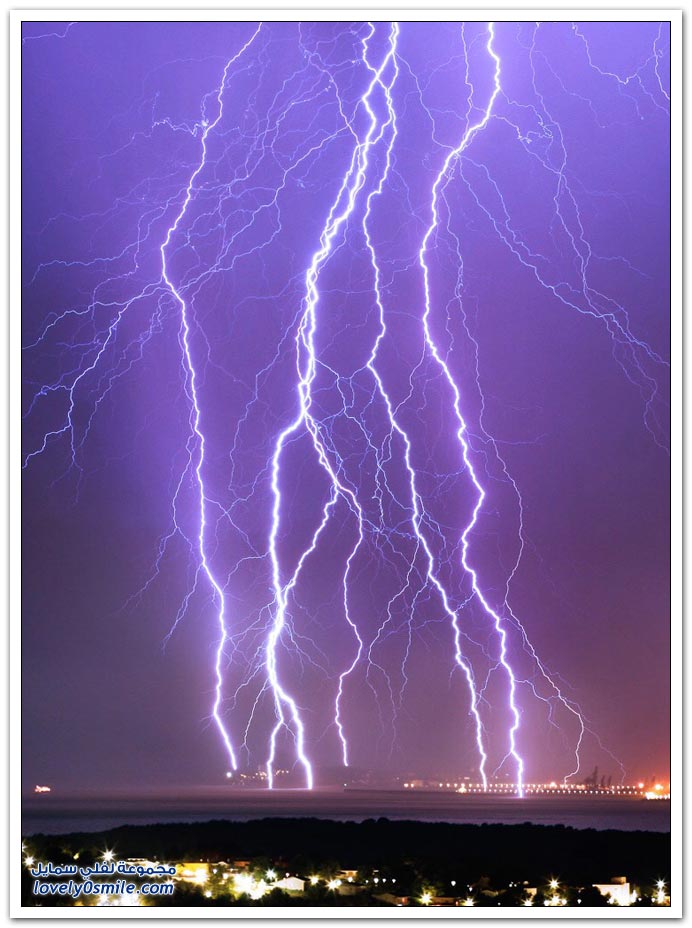 صور البرق والرعد ج1 + فيديو برق يضرب برج دبي , وطائرة بعد الإقلاع