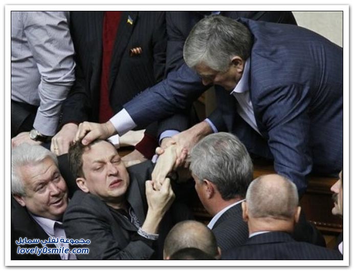 صور قنابل دخانية ولكمات وبيض في البرلمان الأوكراني