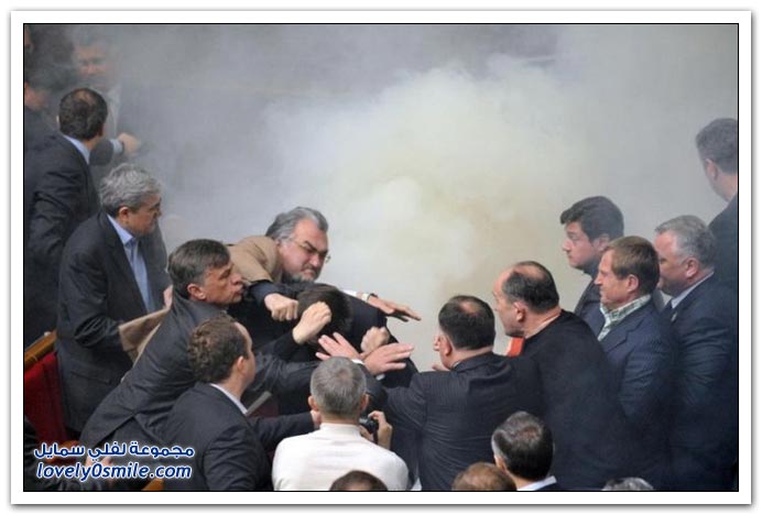 صور قنابل دخانية ولكمات وبيض في البرلمان الأوكراني