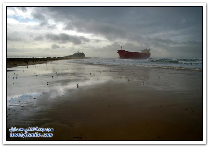 صور سفينة عالقة على الشاطئ