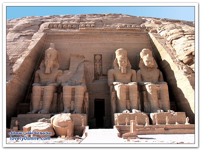 صور لجولة سياحية بالمنطاد في مدينة الأقصر والآثار التاريخية في جنوب مصر