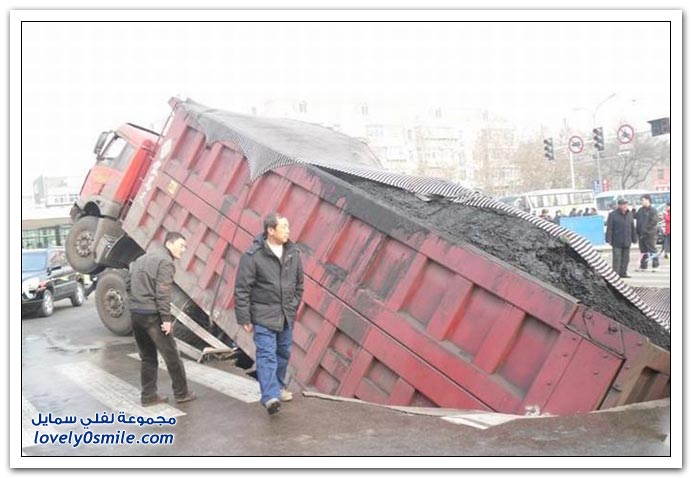 صور حوادث للشاحنات والرافعات العملاقة