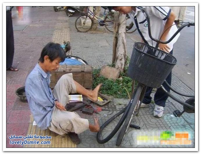 صور صيني يعمل برجليه بدون يدين