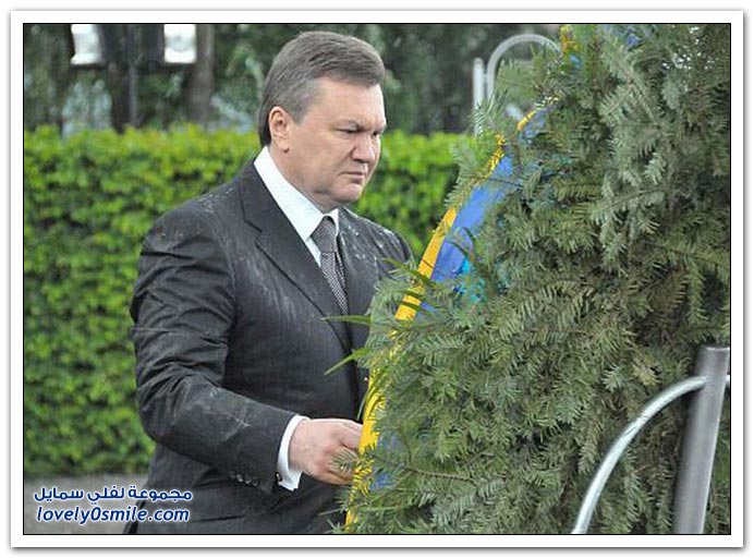 في ذكرى الجندي المجهول لأوكرانيا الزهور تسقط على رأس الرئيس