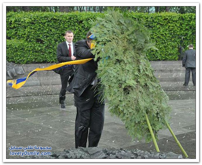 في ذكرى الجندي المجهول لأوكرانيا الزهور تسقط على رأس الرئيس
