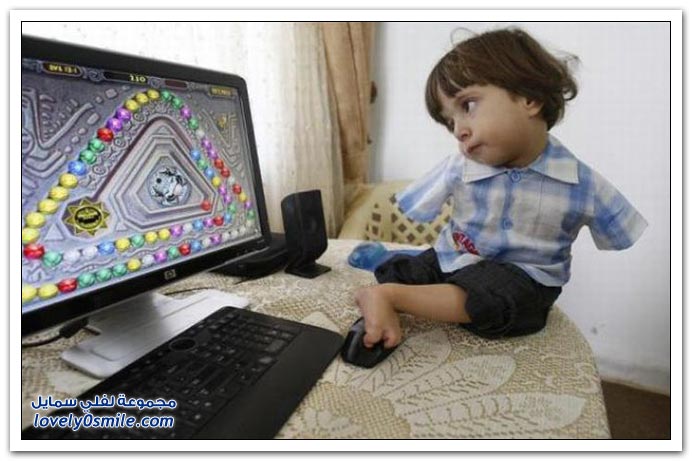 الولد الذي يستخدم رجليه بدل يديه