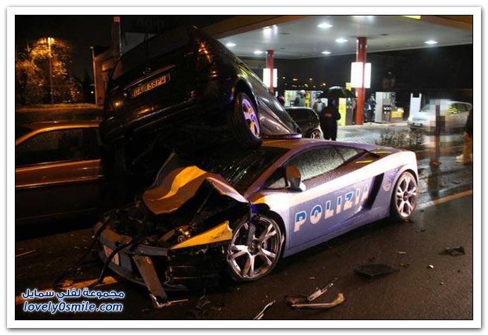 صور حادث الشرطة الإيطالية بسيارة لمبرجيني