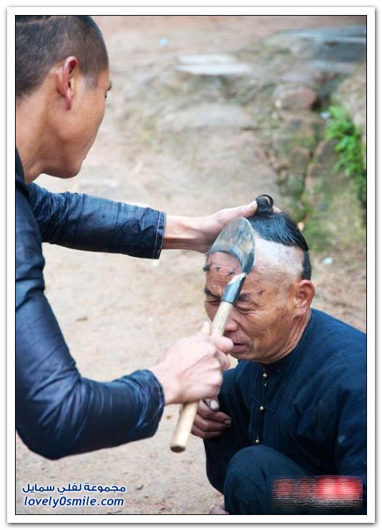 صور الحلاقة بالمنجل في أحد القرى الصينية