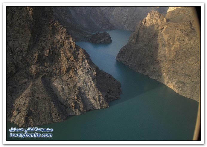 صور انهيار جبلي على أحد الأنهار في باكستان