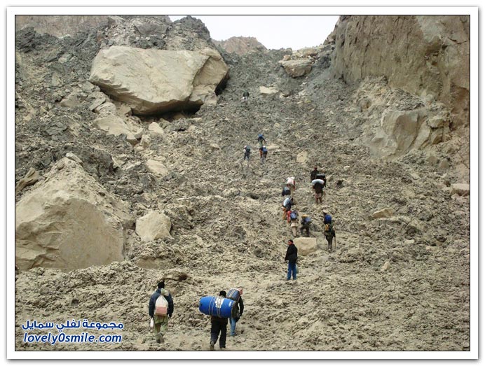 صور انهيار جبلي على أحد الأنهار في باكستان