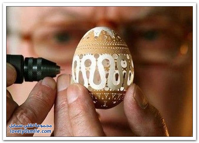 فنان محترف يرسم أشكال وزخارف على البيض