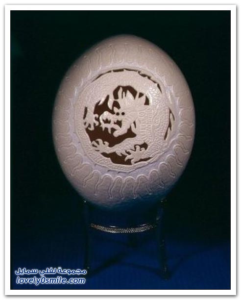 فنان محترف يرسم أشكال وزخارف على البيض