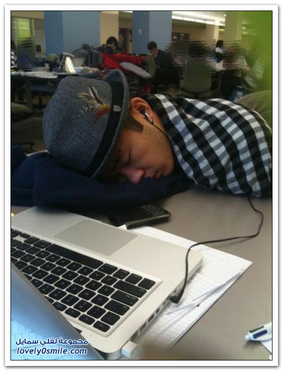صور النوم أثناء العمل أو الدراسة