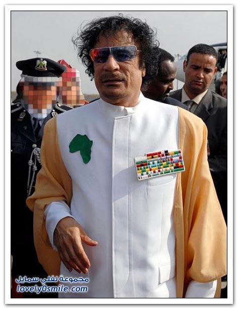 القذافي وأزيائه الغريبة