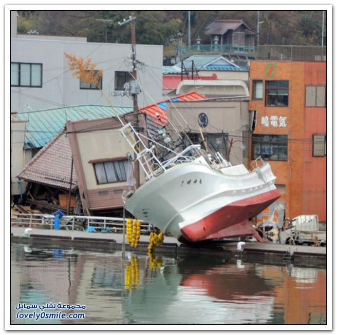 القوارب والسفن بعد موجات المد والفيضانات في اليابان