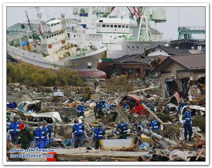 القوارب والسفن بعد موجات المد والفيضانات في اليابان