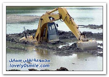 تركترات ورافعات وسيارات في ورطة