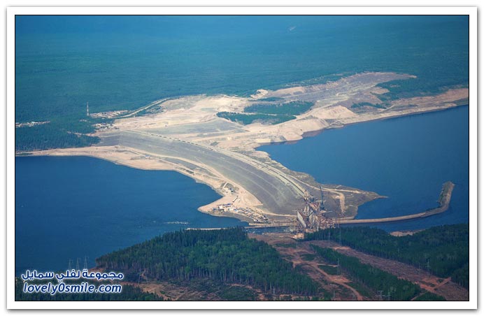 بناء سد على نهر أنغارا في روسيا لتوليد الطاقة الكهرمائية