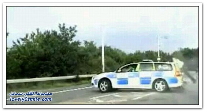لص يسرق سيارة ويصدم بها الشرطة في بريطانيا