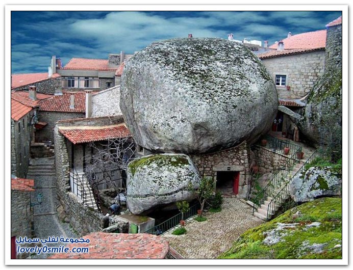 قرية مونسانتو بنيت البرتغالية بين الصخور