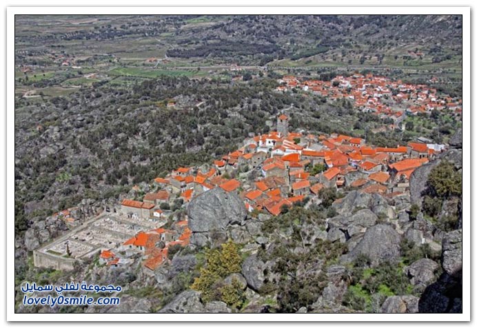 قرية مونسانتو بنيت البرتغالية بين الصخور