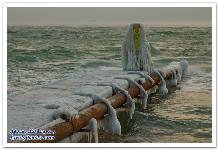 تجمد المياه على شاطئ البحر الأسود