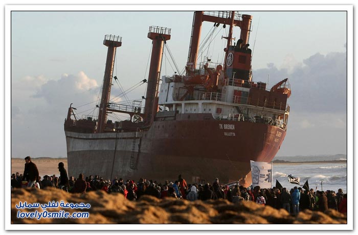 تقطيع سفينة ضخمة على ساحل المحيط الأطلسي في فرنسا