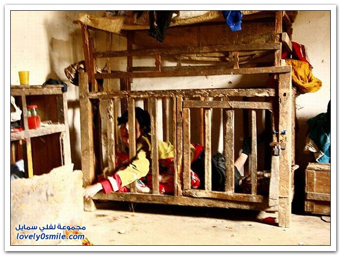 زوجة في الصين تعاقب ابن زوجها بالسجن لعدة سنوات في قفص