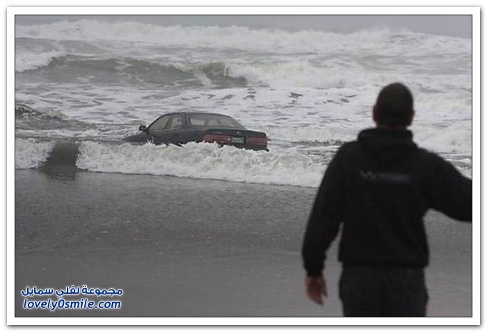 سيارة لكزس غارق على الشاطئ