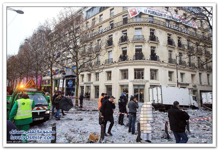 آلاف الصحف ترمى على شارع الشانزليزيه في باريس