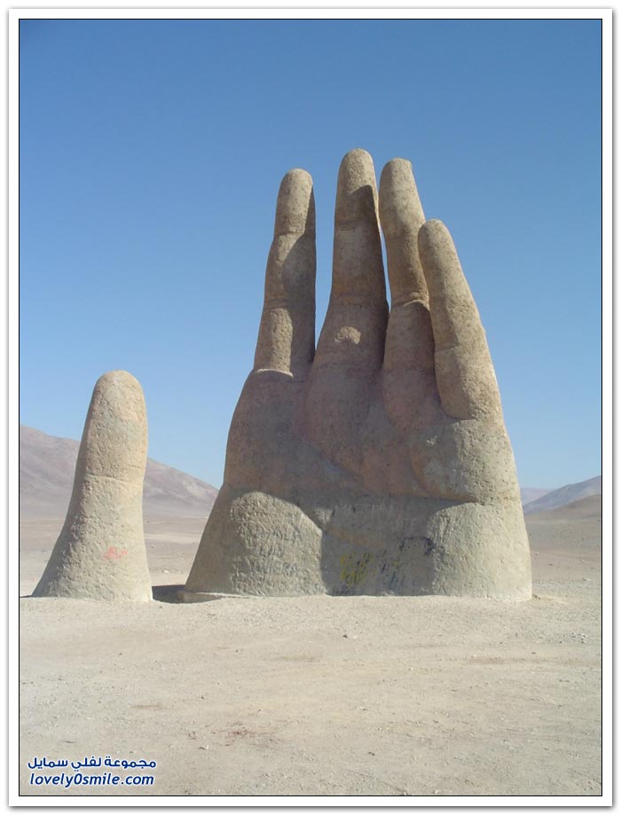 يد عملاقة في صحراء أتاكاما