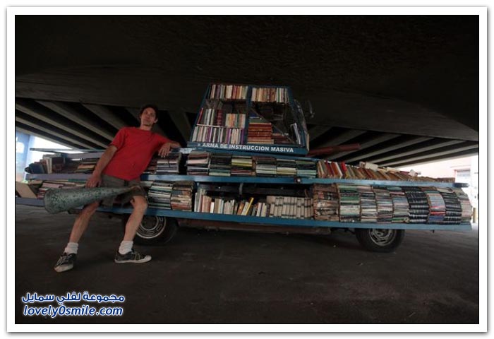 بائع الكتب المتجول في سيارة على شكل دبابة