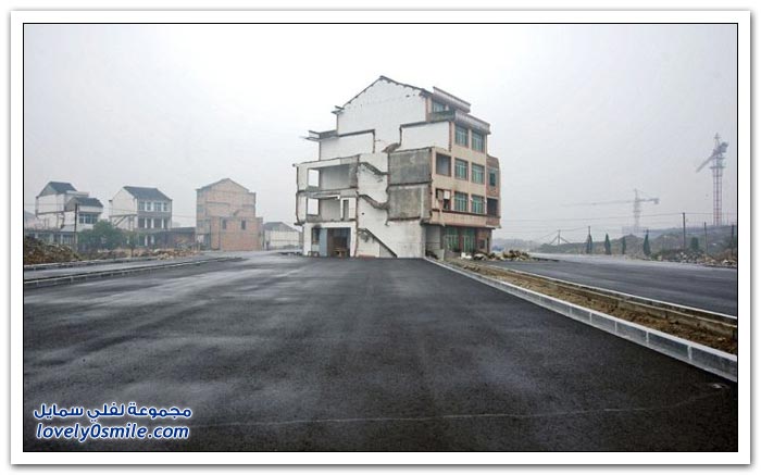 منزل في وسط الطريق السريع في الصين
