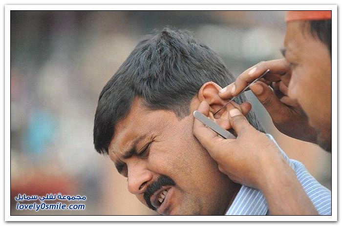 فقط في الهند رجل متخصص لتنظيف الأذن