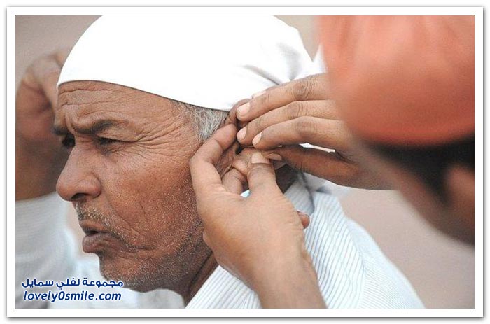 فقط في الهند رجل متخصص لتنظيف الأذن