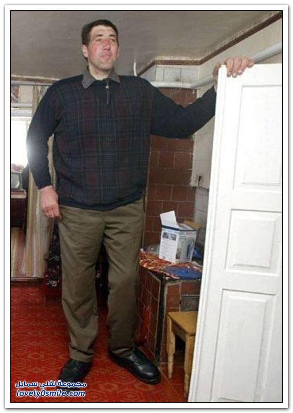 أطول رجل في العالم يرفض الدخول في موسوعة غينيس