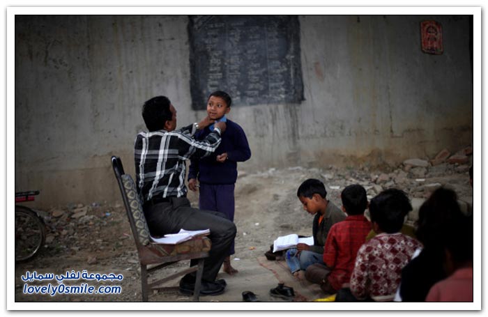 أطفال الفقراء في الهند يدرسون تحت جسر الميترو