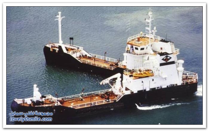 السفن المسماة بالمقص لجمع تسرب النفط في المياه