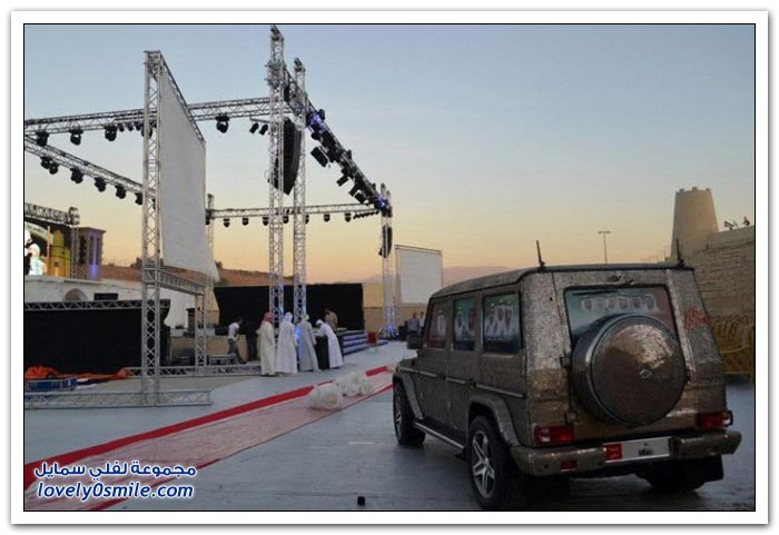 صور وفيديو: سيارتين مرصعة بعملات معدنية في الإمارات
