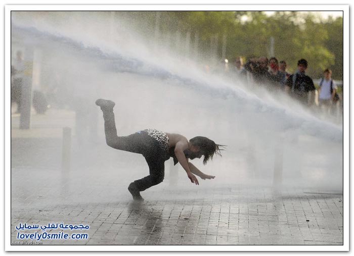 تفريق المتظاهرين بالمياه