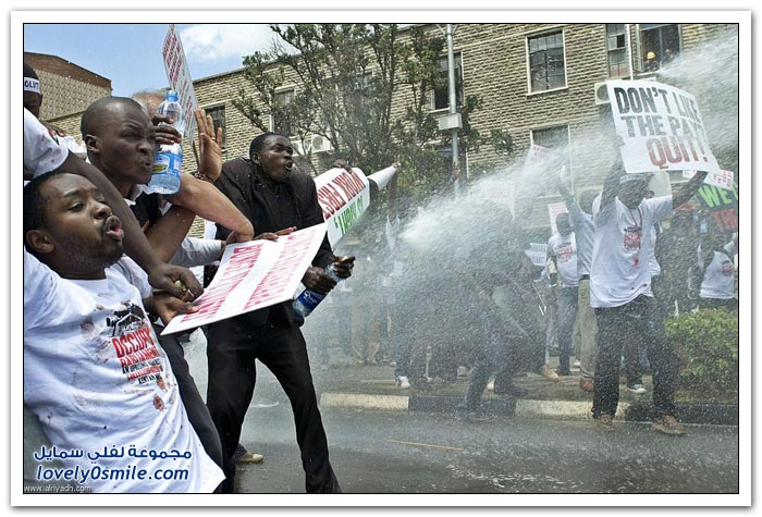 تفريق المتظاهرين بالمياه