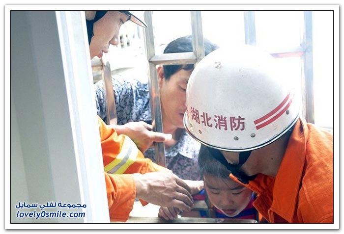 إنقاذ طفلة علق رأسها بين قضبان الطابق الـ24