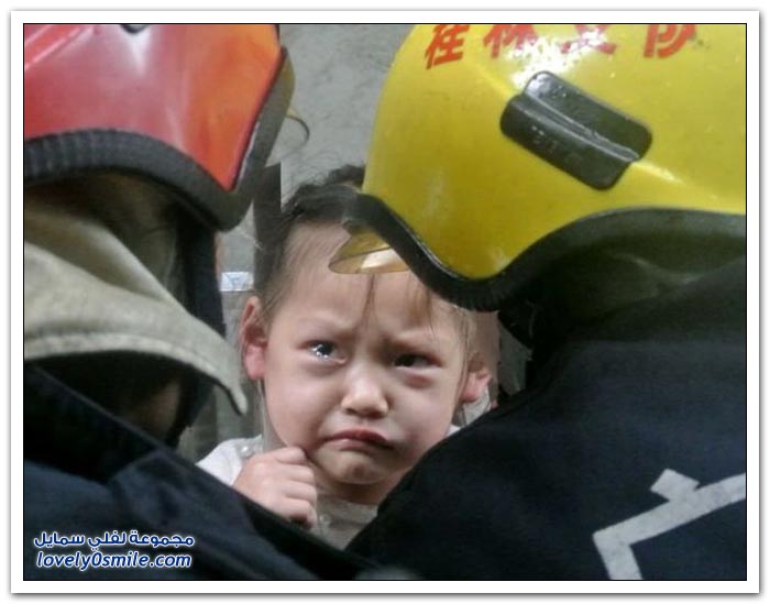 إنقاذ فتاة عمرها 3 سنوات علقت في نافذة في أحد البنايات في الصين
