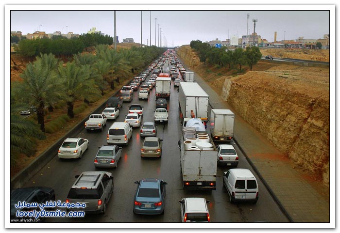 الأمطار تجدد معاناة سكان الرياض