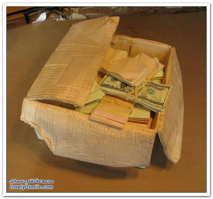 فنان محترف يحول قطع من الخشب لصندوق به دولارات
