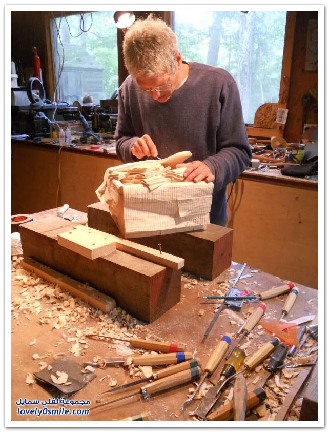 فنان محترف يحول قطع من الخشب لصندوق به دولارات