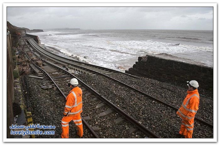 أمواج البحر تهدم المنازل والسكة الحديدية على سواحل المملكة المتحدة