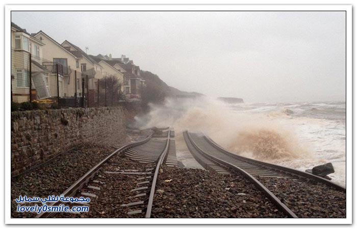أمواج البحر تهدم المنازل والسكة الحديدية على سواحل المملكة المتحدة